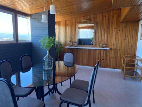 ein Esszimmer mit einem Tisch und Stühlen in der Unterkunft BAIRRADA SUITE HOUSE BY HOTEL PARAISO in Oliveira do Bairro