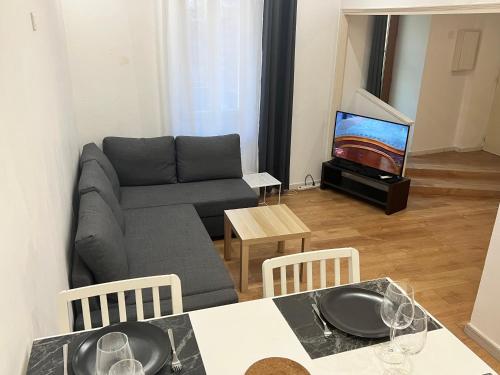 un salon avec un canapé et une table dans l'établissement Studio Neuf Climatisé avec Terrasse #4, à Toulon