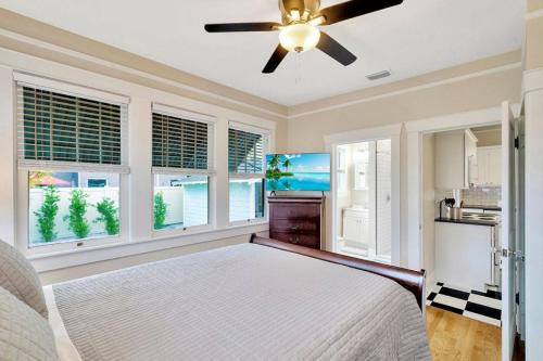 een slaapkamer met een bed en een plafondventilator bij Bayshore Beauty Stylish 3BR SOHO Bungalow near Hyde Park in Tampa