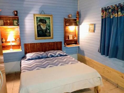 - une chambre avec un lit dans l'établissement Catamarca Cabañas Star, à San Isidro