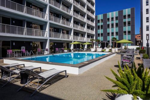 uma piscina com espreguiçadeiras e um edifício em Holiday Inn New Orleans-Downtown Superdome, an IHG Hotel em Nova Orleans