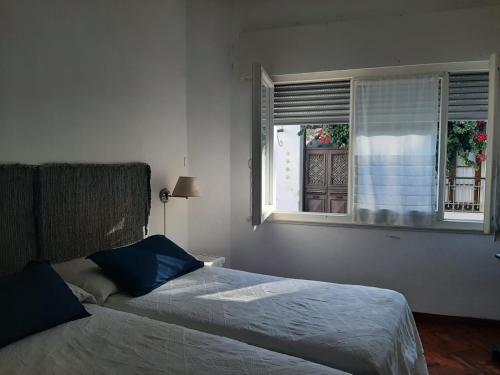 a bedroom with a bed and a window at Mini casa en Barrio Historico in Colonia del Sacramento