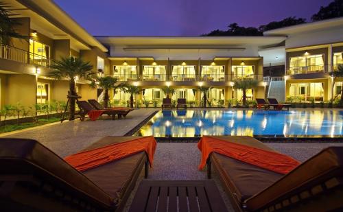 Bazén v ubytování Gypsy Sea View Resort- Phi Phi Island nebo v jeho okolí
