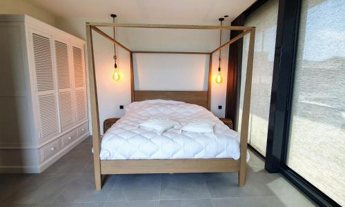 Een bed of bedden in een kamer bij Lake House with dock at Lake Veere, Zeeland