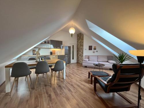 uma sala de estar com uma mesa e cadeiras e um sofá em Rudolfquartier Linz, Rudolfstraße em Linz