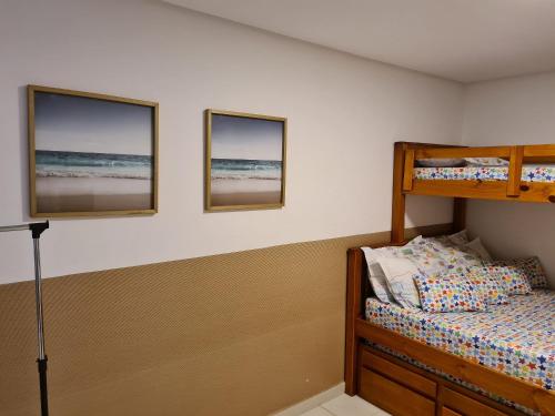 En eller flere køyesenger på et rom på Apartamento Beira mar Praia dos Caneiros