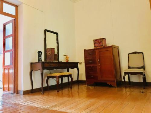 a room with a desk and a mirror and a chair at Casa del Zocalo in Tlatlauquitepec