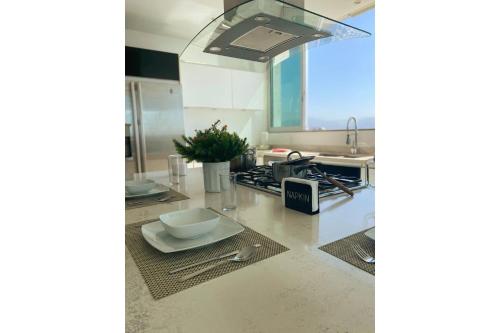 - une cuisine avec un comptoir avec un bol et un évier dans l'établissement Beachfront Penthouse With Private Pool¡¡¡, à Nuevo Vallarta