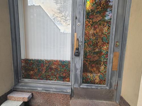 uma porta com uma porta pintada de forma colorida em Center of Helsinki 1 em Helsinque