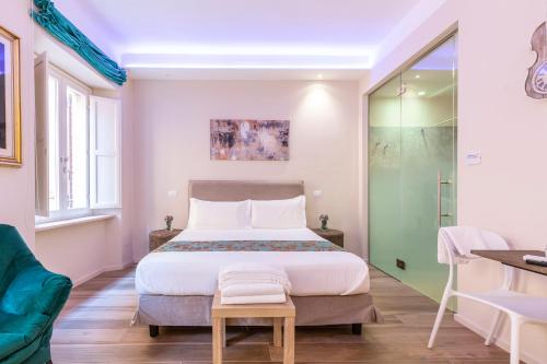 um quarto com uma cama grande e uma cabina de duche em vidro em La Romantica camere e wellness em Senigallia