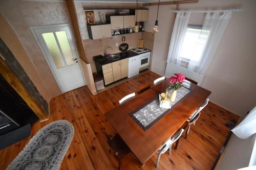 an overhead view of a kitchen with a table and chairs at Kuca za odmor ViP in Kremna