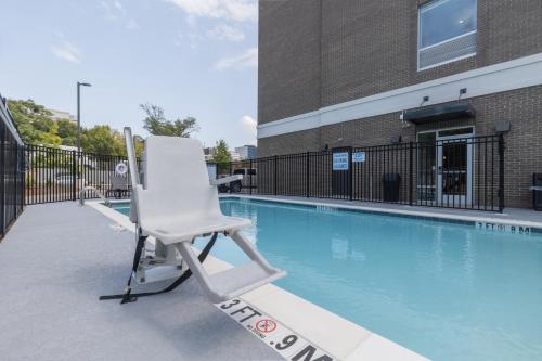 a chair sitting next to a swimming pool at Holiday Inn Express & Suites Columbia Downtown The Vista, an IHG Hotel in Columbia