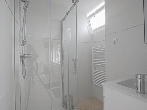 bagno bianco con doccia e lavandino di Holiday Home in the heart of Calvados with Terrace a Isigny-sur-Mer