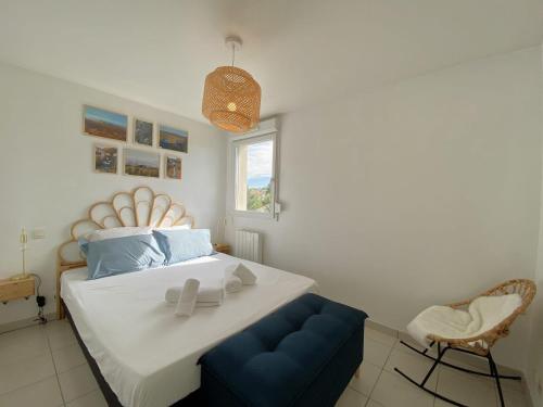 sypialnia z łóżkiem i niebieskim krzesłem w obiekcie LE COSY LODGE 2.0 *** Swimming pool and Calm w mieście Cusset