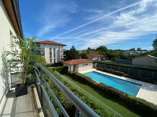 - une vue depuis le balcon d'une maison avec piscine dans l'établissement LE COSY LODGE 2.0 *** Swimming pool and Calm, à Cusset