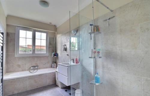 bagno con doccia, vasca e lavandino di Chambres dans maison proches Nantes et Vallet a Le Landreau