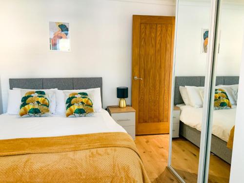 1 dormitorio con cama y espejo en Corbridge Road, en Reading