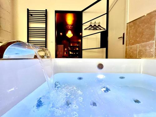 Kúpeľňa v ubytovaní Love Room Secrète Les Petits Plaisirs