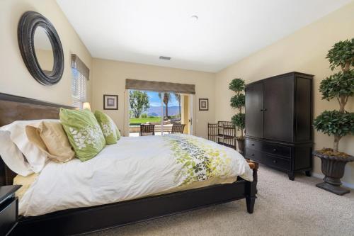 - une chambre avec un grand lit et un miroir dans l'établissement 3 Master Suite's Dreams!, à La Quinta