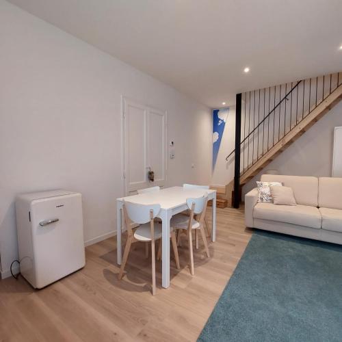 Ruang duduk di Cielo Apartment