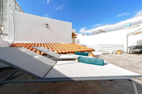 un banc sur le toit d'une maison dans l'établissement CASA VERDE Comfortable Air-Conditioned Modern Apartments, à Ingenio
