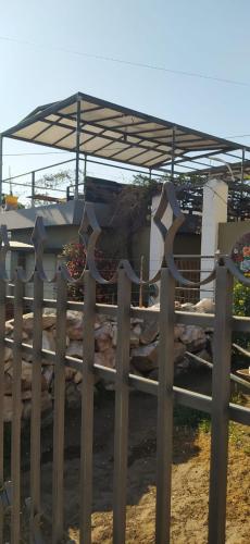 a fence in front of a building with a metal roof at Chalet interno con rooftop in Villa Carlos Paz