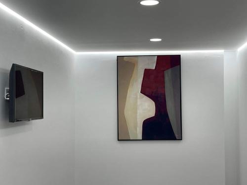 ein Gemälde an einer Wand in einem Raum in der Unterkunft Pontinha Exclusive House in Faro