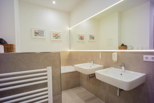 ライプツィヒにあるLeipzig-Suites- 3 Zimmer Apartment-Familien Luxus Apartment mit Balkonのバスルーム(洗面台2台、鏡付)