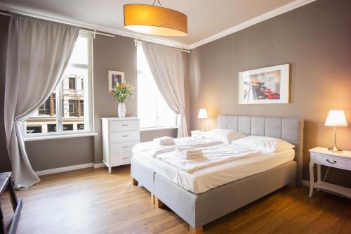 ライプツィヒにあるLeipzig-Suites- 3 Zimmer Apartment-Familien Luxus Apartment mit Balkonのベッドルーム(大型ベッド1台、窓付)