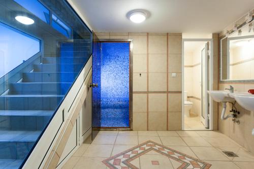 baño con escalera y ducha azul en Spa Resort Bečići, en Budva