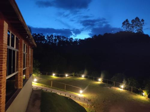 widok na dziedziniec w nocy z oświetleniem w obiekcie Chácara Bom Jesus w mieście Caconde