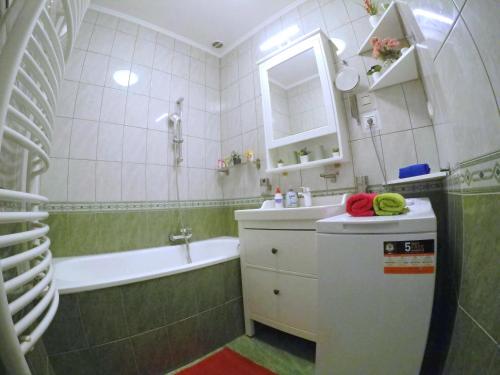 een badkamer met een bad, een wastafel en een bad bij Marion's Apartment in the city center in Boedapest