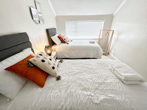1 Schlafzimmer mit 2 Betten und einem Fenster in der Unterkunft B43 Great Location Near Bhm City-Free Parking- Free WiFi- Near Villa Park in Holly Lane