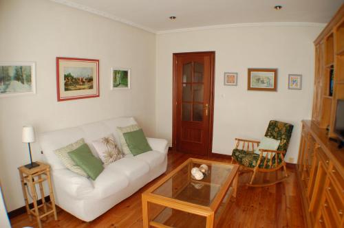 Sala de estar con sofá blanco y mesa de centro en Apartamentos La Luz de Reinosa 2 en Reinosa