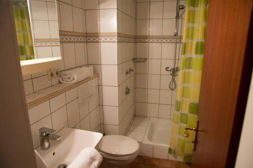 uma pequena casa de banho com WC e lavatório em Am-Sahlenburger-Strand-1-Whg-15 em Cuxhaven