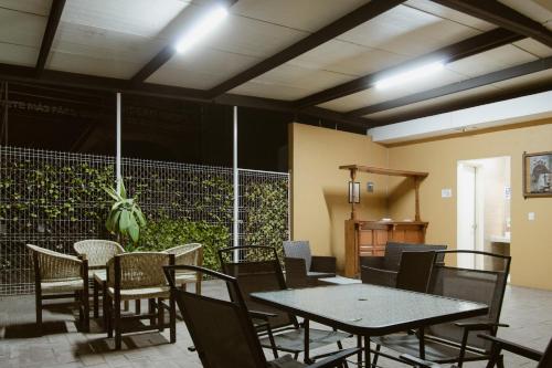 a dining room with tables and chairs in a room at Hotel Guivá Aeropuerto in Oaxaca City