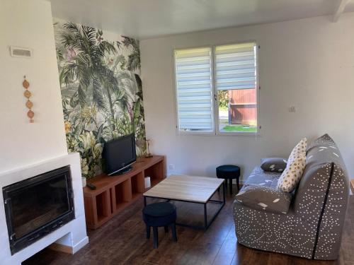 Photo de la galerie de l'établissement Cabane de pêcheurs avec spa au pied de l'étang, à Hédé