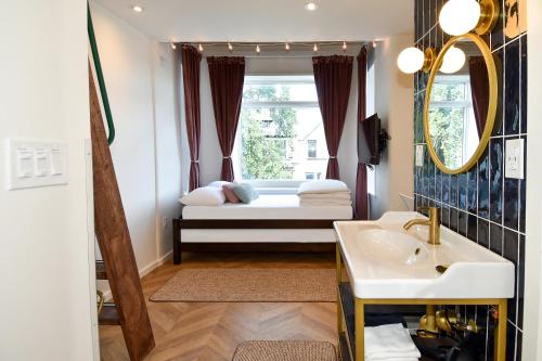 ein Bad mit einem Waschbecken und ein Bett in einem Zimmer in der Unterkunft HighRoad Washington DC in Washington