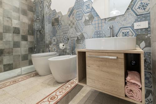 bagno con lavandino e servizi igienici di Casa Melina a Scicli