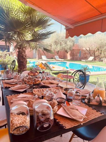 Swimmingpoolen hos eller tæt på Villa Scil de luxe, Piscine chauffée, 3 Suites, Hamam, Jacuzzi extérieur, Bar détente avec Billard, salle de sport, service Baby Sitter, option gouvernante, vue sur l'Atlas, Parkings Privé, Pas de Vis à Vis !