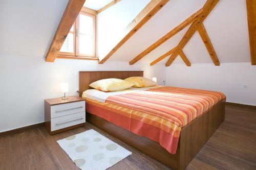 1 dormitorio con 1 cama con mesita de noche y ventana en Villa Bona Dubrovnik, en Dubrovnik