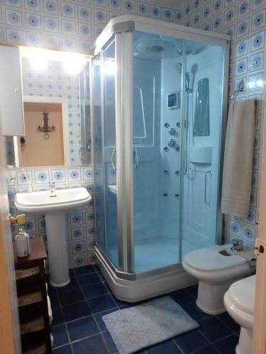 La salle de bains est pourvue d'une douche, de toilettes et d'un lavabo. dans l'établissement CASA RURAL SITIO DE CASA NUEVA, à La Guijarrosa
