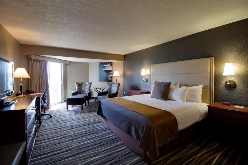 a hotel room with a bed and a desk at Best Western Harbour Pointe Lakefront in Saint Ignace