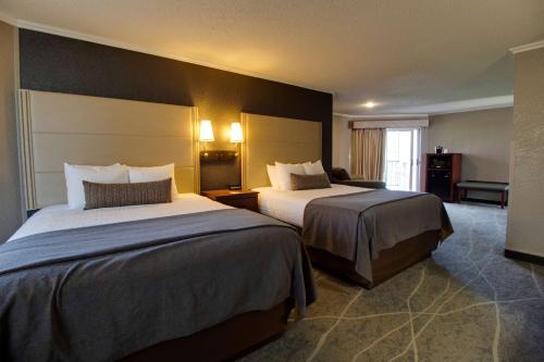 a hotel room with two beds in a room at Best Western Harbour Pointe Lakefront in Saint Ignace