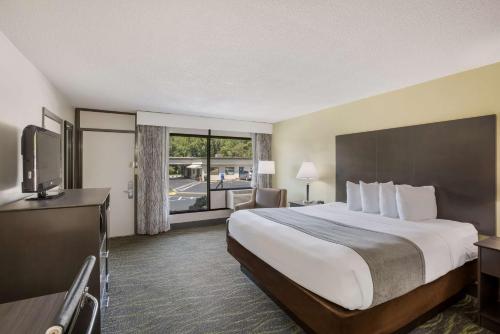 Katil atau katil-katil dalam bilik di Best Western Asheville-Blue Ridge Parkway