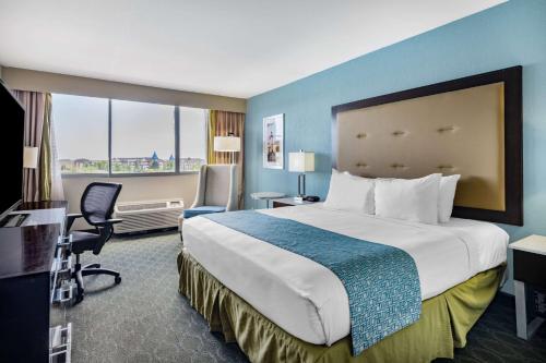 Кровать или кровати в номере Wyndham Garden Kenosha Harborside