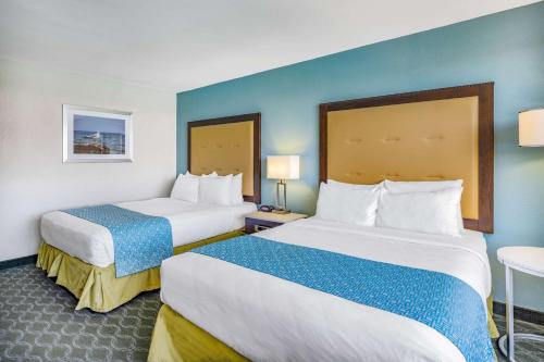 Кровать или кровати в номере Wyndham Garden Kenosha Harborside