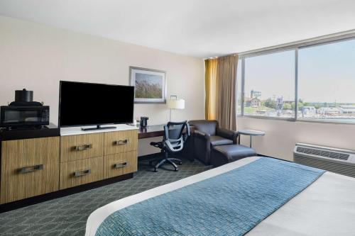 Телевизор и/или развлекательный центр в Wyndham Garden Kenosha Harborside
