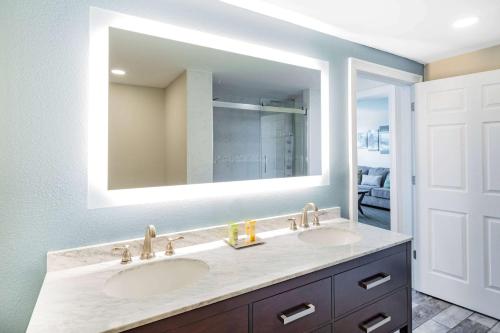 een badkamer met 2 wastafels en een grote spiegel bij Wyndham Garden Kenosha Harborside in Kenosha