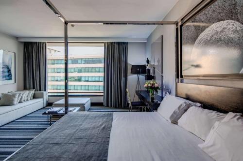 เตียงในห้องที่ Wyndham Santiago Pettra